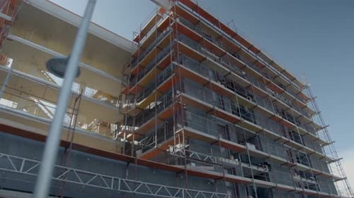 Plano lateral de ángulo bajo de una obra de construcción inacabada