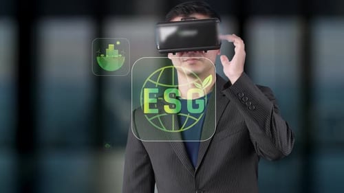 Innovativer Geschäftsmann mit VR-Headset erforscht Konzepte zur ökologischen Nachhaltigkeit und ESG-Strategie