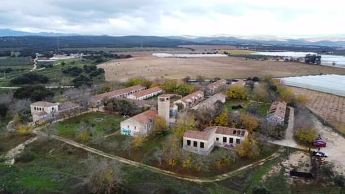 Plan orbital fluide d'une ville et d'une église abandonnées en ruine. Le village de vieux ouvriers est abandonné et vandalisé