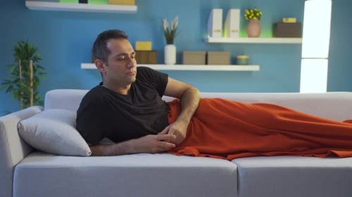 Ein nachdenklicher Mann mit Problemen geht nicht ins Bett.