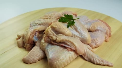 Carne de pollo sobre un fondo claro