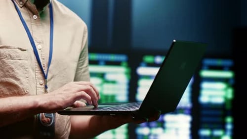 Informatiker inspiziert Elektronik im Rechenzentrum