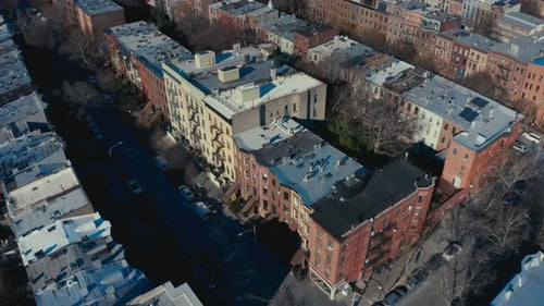 Incrível foto aérea com drone de apartamentos e prédios residenciais do Brooklyn, Nova York, como pedestres