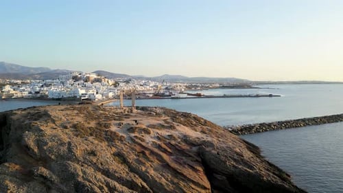 Vue aérienne des ruines de la porte de Portara, en Grèce.