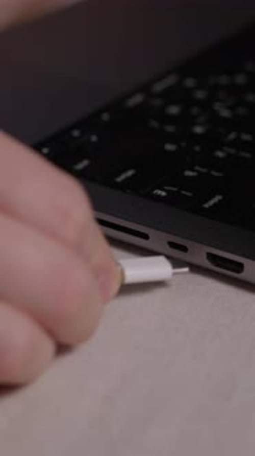 USB-Kabel an den Laptop-Anschluss angeschlossen