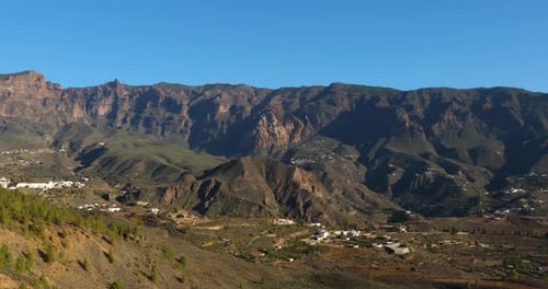 Vista panorámica en movimiento del paisaje montañoso de origen volcánico junto con muchos árboles y verduras