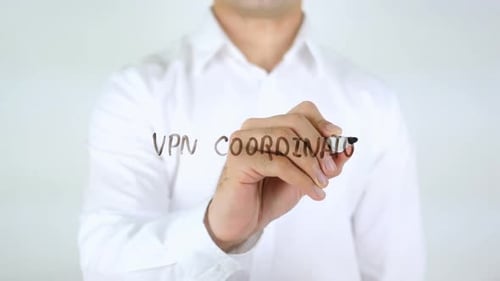 VPN-Koordinator Mann schreibt auf Glas