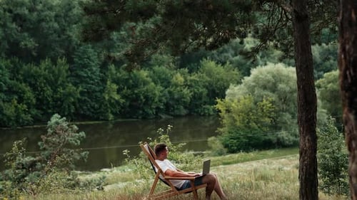 Komfortabler Arbeitsplatz in der Natur abseits des Büros.