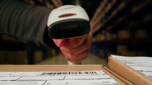 Scanner scannen Lieferkarton im Lager E-Commerce-Geschäft Mann verpackt Waren und Kleidung aus zweiter Hand