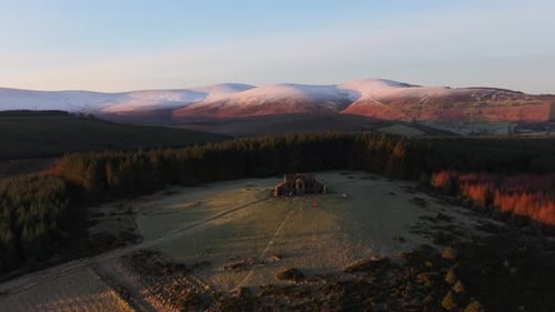 Paisagem gelada circunda as ruínas do Hellfire Club ao amanhecer