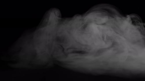 Weißer Dampfrauch fliegt über schwarzen Hintergrund, verdunsteter Smog, Zeitlupe