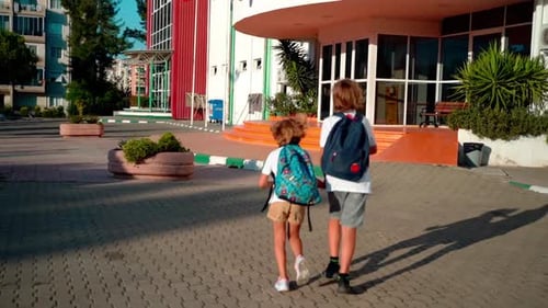 Alunos caminhando para o ensino fundamental e médio de volta às aulas