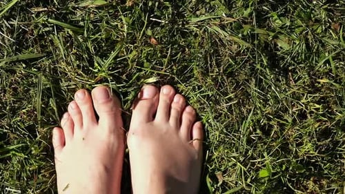Barfuß auf grünem Gras