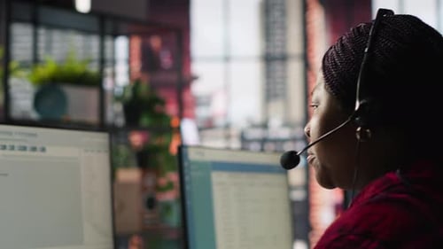 Un expert du support informatique en centre d'appels résout les erreurs afin de minimiser les temps d'arrêt