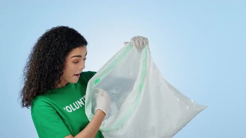 Mujer, voluntaria y plástico por los residuos, el medio ambiente y el activismo por el respeto al medio ambiente