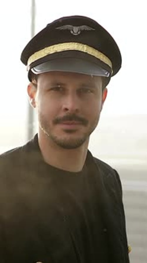 Ein professioneller Pilot in Uniform posiert vor einem wunderschönen landschaftlichen Hintergrund