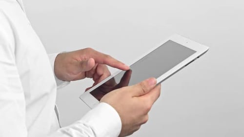 Geschäftsmann zeigt mit dem Finger auf den Finger zeigenden Touchscreen eines digitalen Tablets, isoliert auf weißem Hintergrund