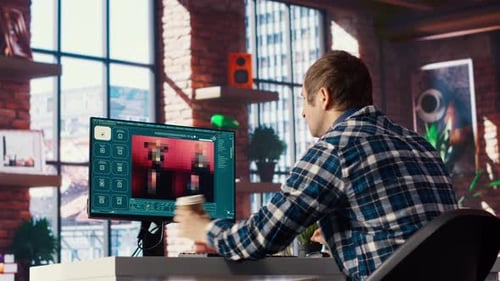 Homem no espaço de trabalho de um apartamento usando software de IA transformando mensagens de texto em fotos