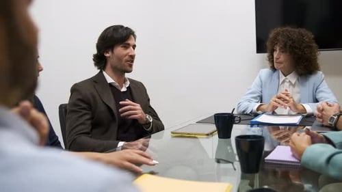 Empresário confiante discutindo estratégia com colegas durante a reunião