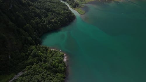El lago del valle de belleza natural de Klöntalersee en Suiza, hito natural suizo