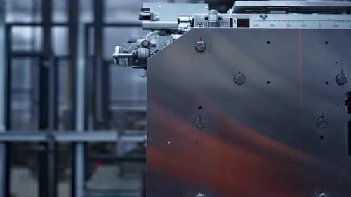 Machine de fabrication de pneus en gros plan fonctionnant dans un atelier industriel automatisé. Technologie moderne...