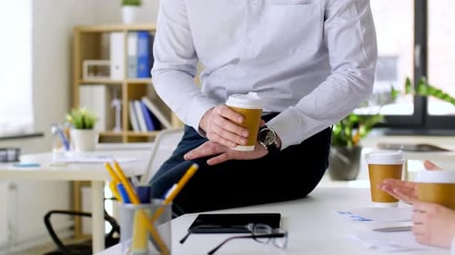 Geschäftsleute reden und trinken Kaffee in einer modernen Büroumgebung