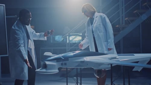 Deux ingénieurs aérospatiaux travaillent sur un prototype de véhicule aérien sans pilote/Drone. Scientifiques de l'aviation en W.