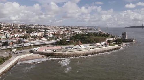 Vista aérea de la Torre de Belem y Padrao dos Descobrimentos, Portugal.