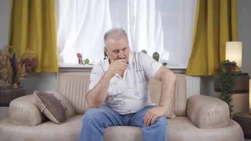 Unglücklich denkender alter Mann.