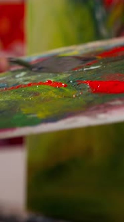 Un processus artistique satisfaisant qui consiste à appliquer une peinture acrylique épaisse à l'aide d'un couteau à palette - Gros plan vertical