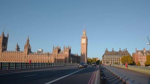 Centro da cidade de Londres, perto do Big Ben e da Ponte de Westminster com ônibus vermelhos de dois andares
