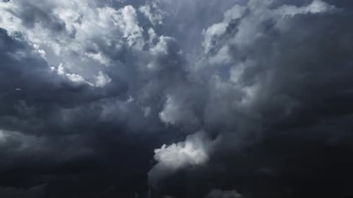 Dunkle Gewitterwolken bewegen sich