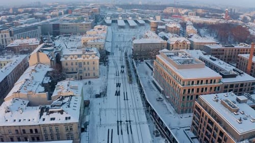 Luftaufnahme rund um einen Zug im Winter. Drohnenansicht von Zügen am Bahnhof