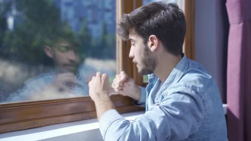 Un homme qui fait une dépression nerveuse à la maison crie.