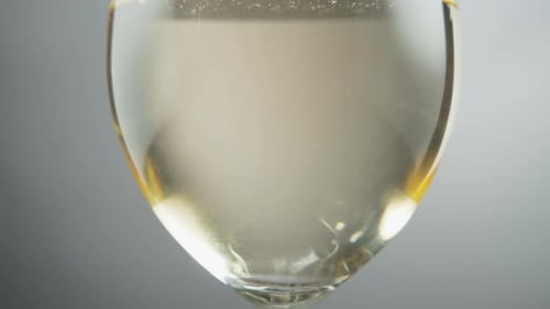 Verre à vin rempli de vin blanc
