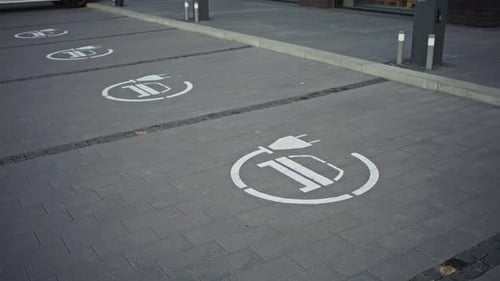 Découvrez des espaces de stationnement élégants dotés de symboles emblématiques conçus pour votre commodité et votre facilité