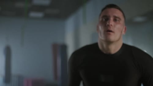Zeitlupenporträt eines müden, sportlichen Kämpfers nach einem harten Training in der Boxhalle Soft Focus