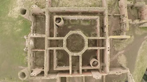 Luftaufnahme von der Drohne von Slains Castle auf den Klippen über Moray Firth in der Nähe von Cruden Bay in Aberdeenshire