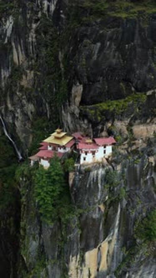 Vue aérienne du monastère de Tigers Nest, au Bhoutan.