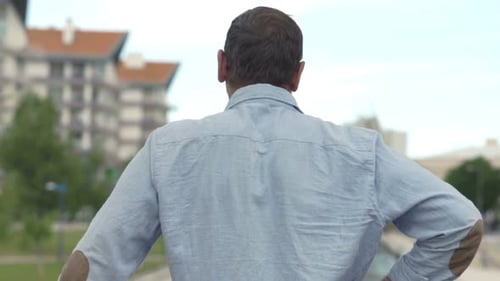 Mann bewundert den Blick auf die Brücke in der Stadt