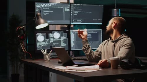Webingenieur denkt über eine Programmierlösung nach
