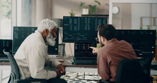 Geschäftsleute, Börse und Handel mit Computern im Büro zur Unternehmensfinanzierung oder Investition