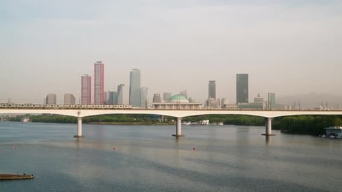 Train au pont ferroviaire de Dangsan avec le bâtiment de l'Assemblée nationale en arrière-plan. Yeongdeungpo
, Séoul,