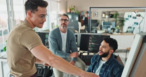 Homens, alta doação e programação no escritório com computador, sucesso e satisfação com o software na inicialização