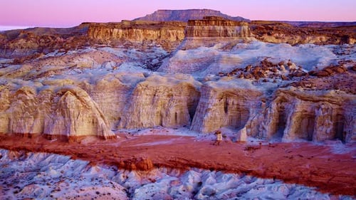 Des images de drones survolant des hoodoos colorés en forme de crapaud aux motifs géologiques fascinants.