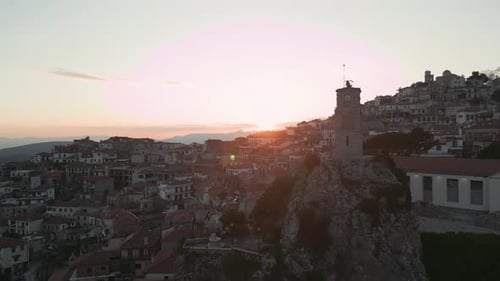 Luftaufnahmen über dem griechischen Dorf Arachova vor Sonnenuntergang