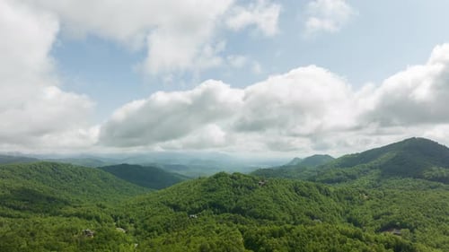 Magnifique hyperlapsus de nuages dans les montagnes.
