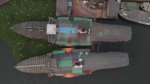 Ancienne station de vapeurs-fusées à aubes sur la rivière Buriganga, au Bangladesh. Rotation ascendante du Drone de haut en bas