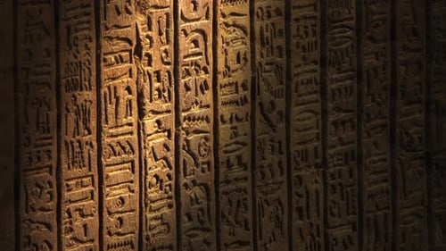 Tache lumineuse se déplaçant sur des hiéroglyphes égyptiens