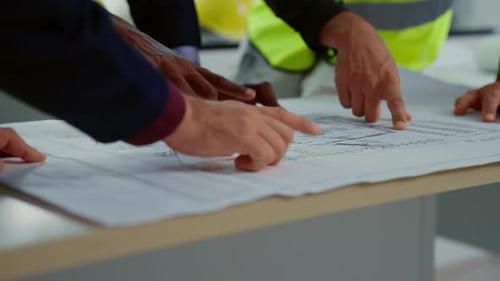 Engenheiros de construção profissionais usando o Blueprint Brainstorming